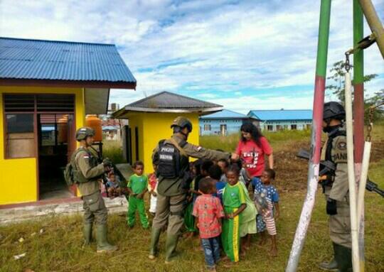 Intip Keakraban Personil Sat Brimob BKO Papua dengan Siswa TK di Nduga