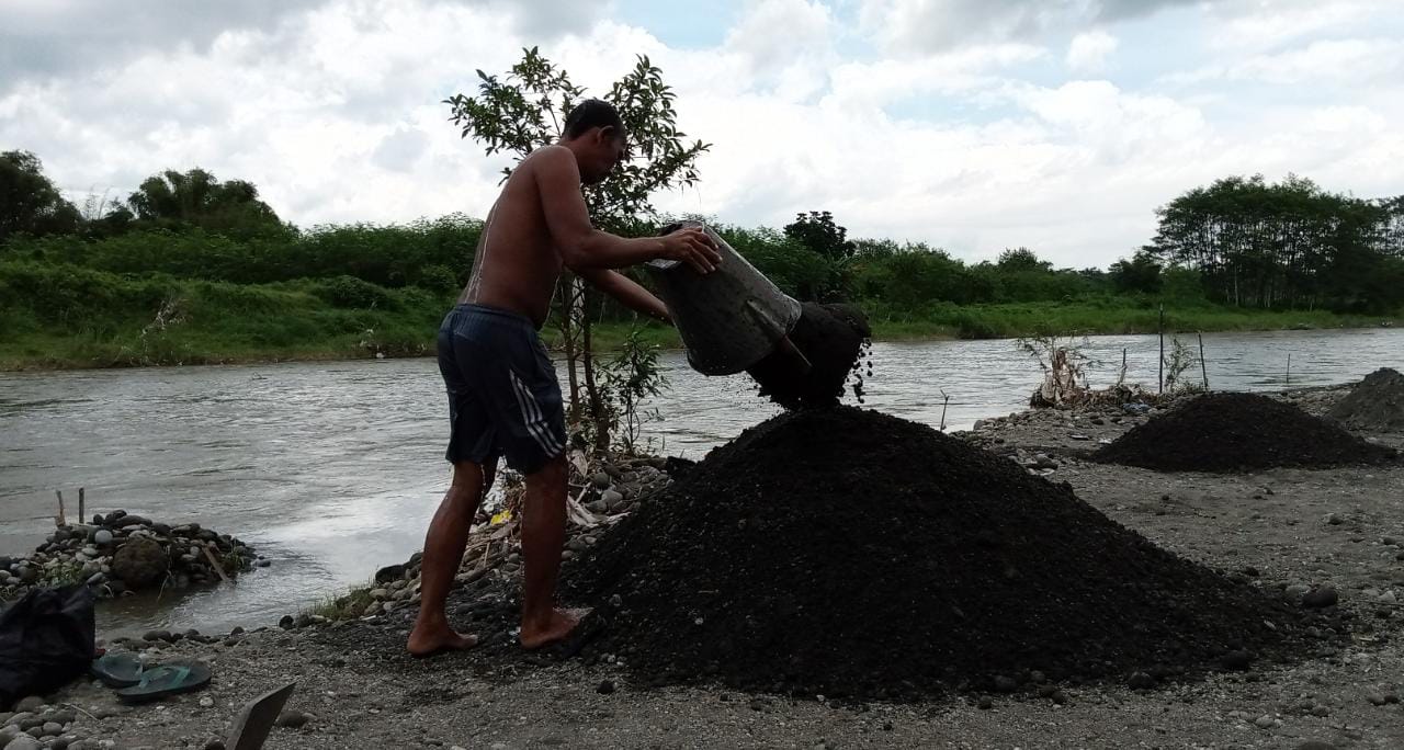 Penambang Tradisional di Tengah Mekanisasi Tambang Pasir