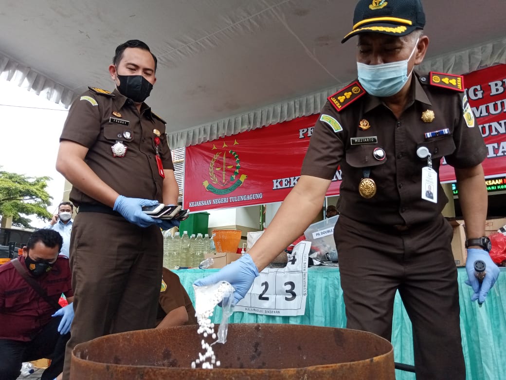 Kejaksaan Tulungagung Musnahkan BB Kejahatan Senilai Ratusan Juta