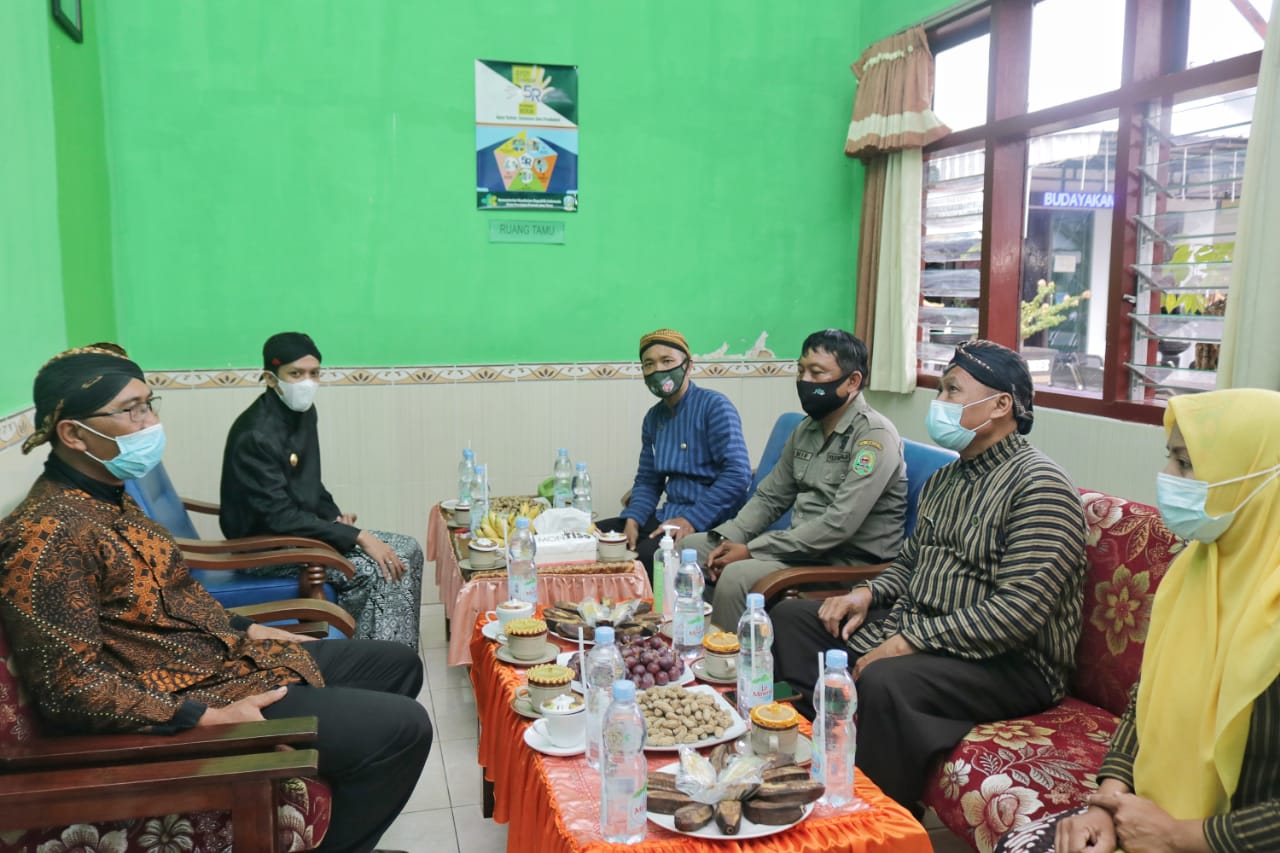 Berharap Ada Perbaikan Infrastruktur, Warga Trenggalek Wadul ke Wabup