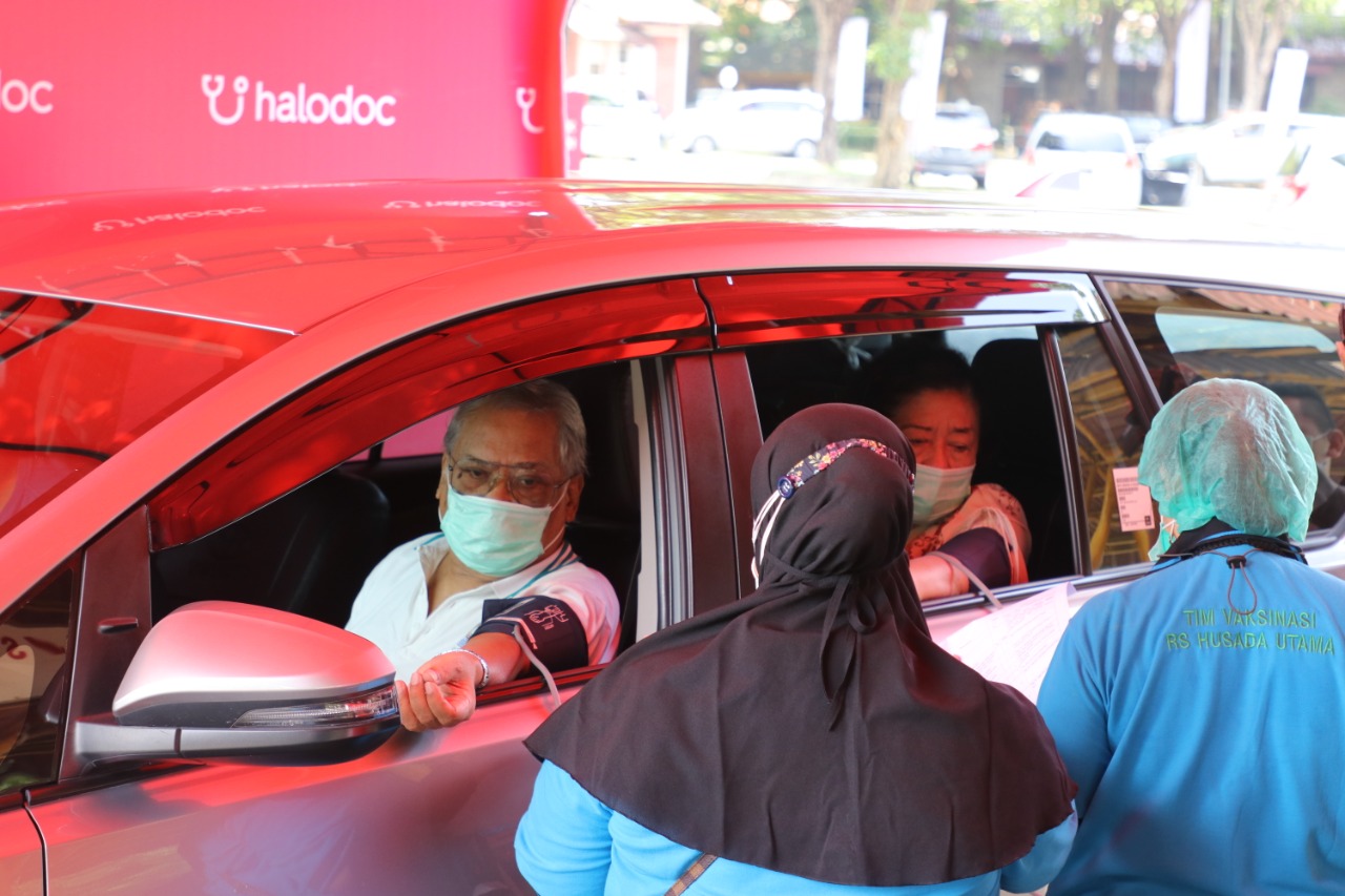 Pertama di Jatim, Layanan Vaksinasi Covid-19 Drive-Thru di Ubaya