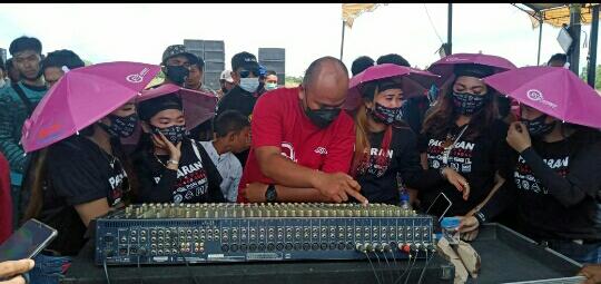 Cewek Berpayung Bikin Heboh di Lomba Sound System, Begini Godaannya