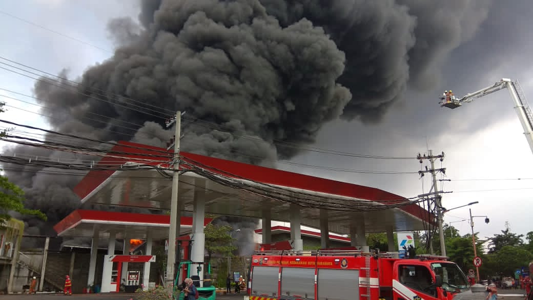 Gudang Plastik Dekat SPBU Terbakar Hebat, 30-an Orang Lolos dari Maut