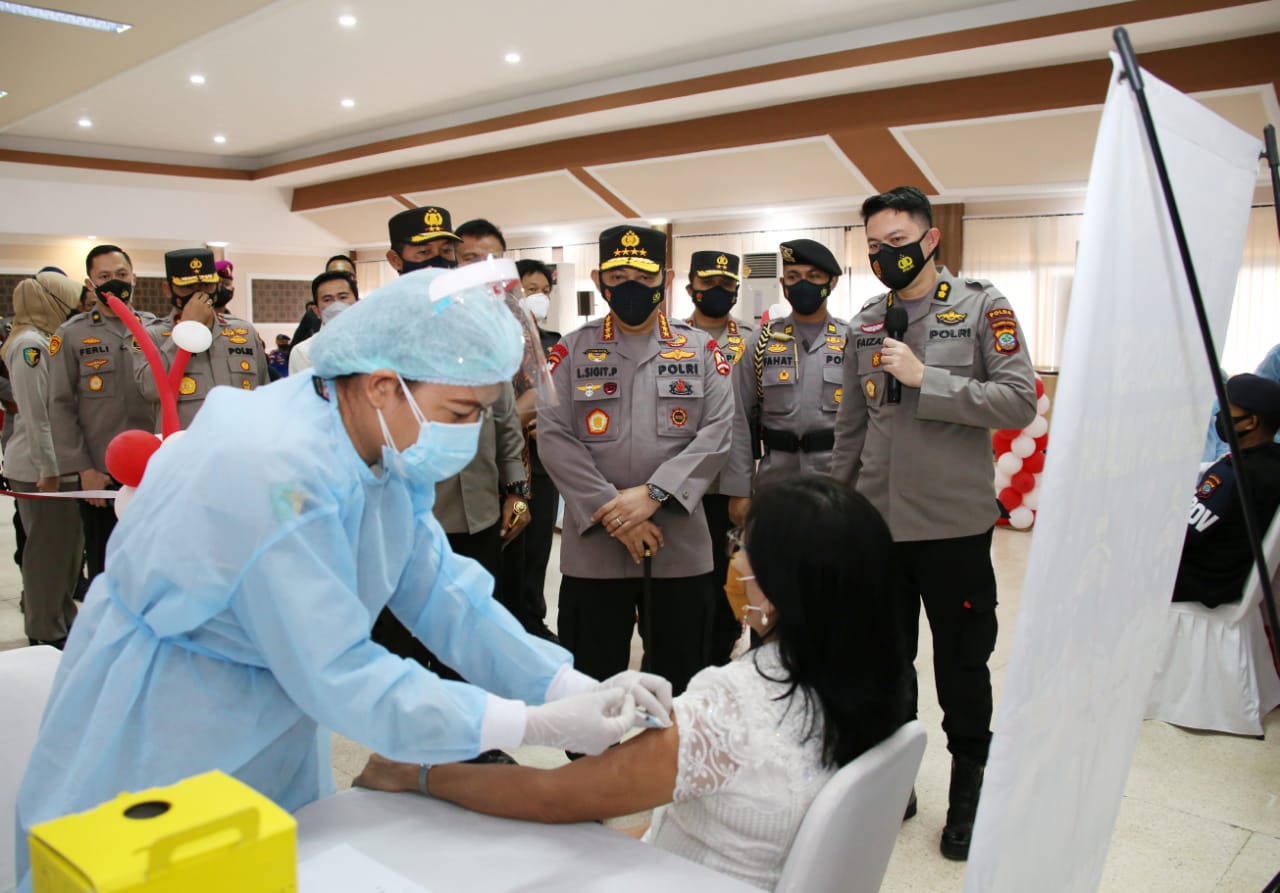 Kapolri Tinjau Vaksinasi Covid Ratusan Personel di Manado