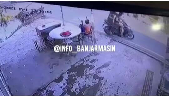 Viral! Dua Pemuda di Banjar Ini Beraninya Rampas Ponsel Anak Kecil