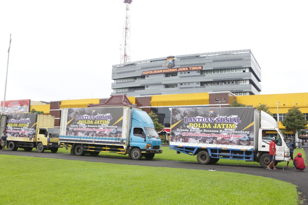 Polda Jatim Kirim Sembako dan Obat-obatan ke Korban Banjir Bandang NTT