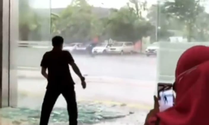 Hujan dan Angin Kencang Terjang Gresik, Pintu Kaca Mal sampai Pecah!