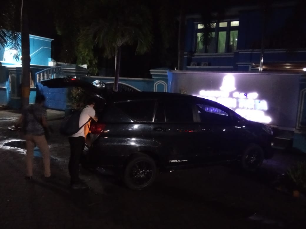Penyidik KPK Obok-Obok PDAM Gresik, Keluar Bawa Kotak Diduga Dokumen