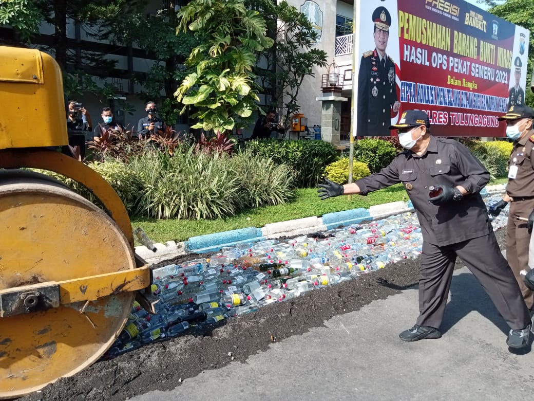 Ribuan Botol Miras Dilindas Roller di Halaman Pemkab Tulungagung