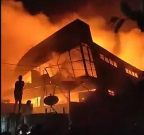 Hujan Deras, si Jago Merah Melalap Gudang Mebel di Banjarmasin