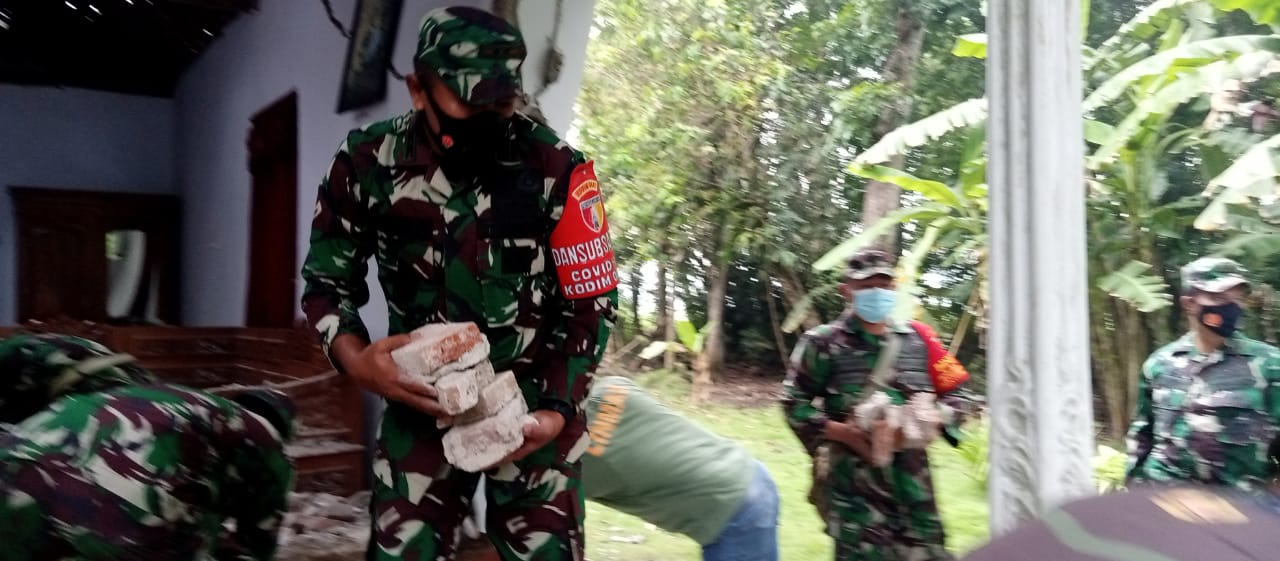 Korban Gempa Tidur di Belakang Rumah Roboh, Kodim Tulungagung Gercep