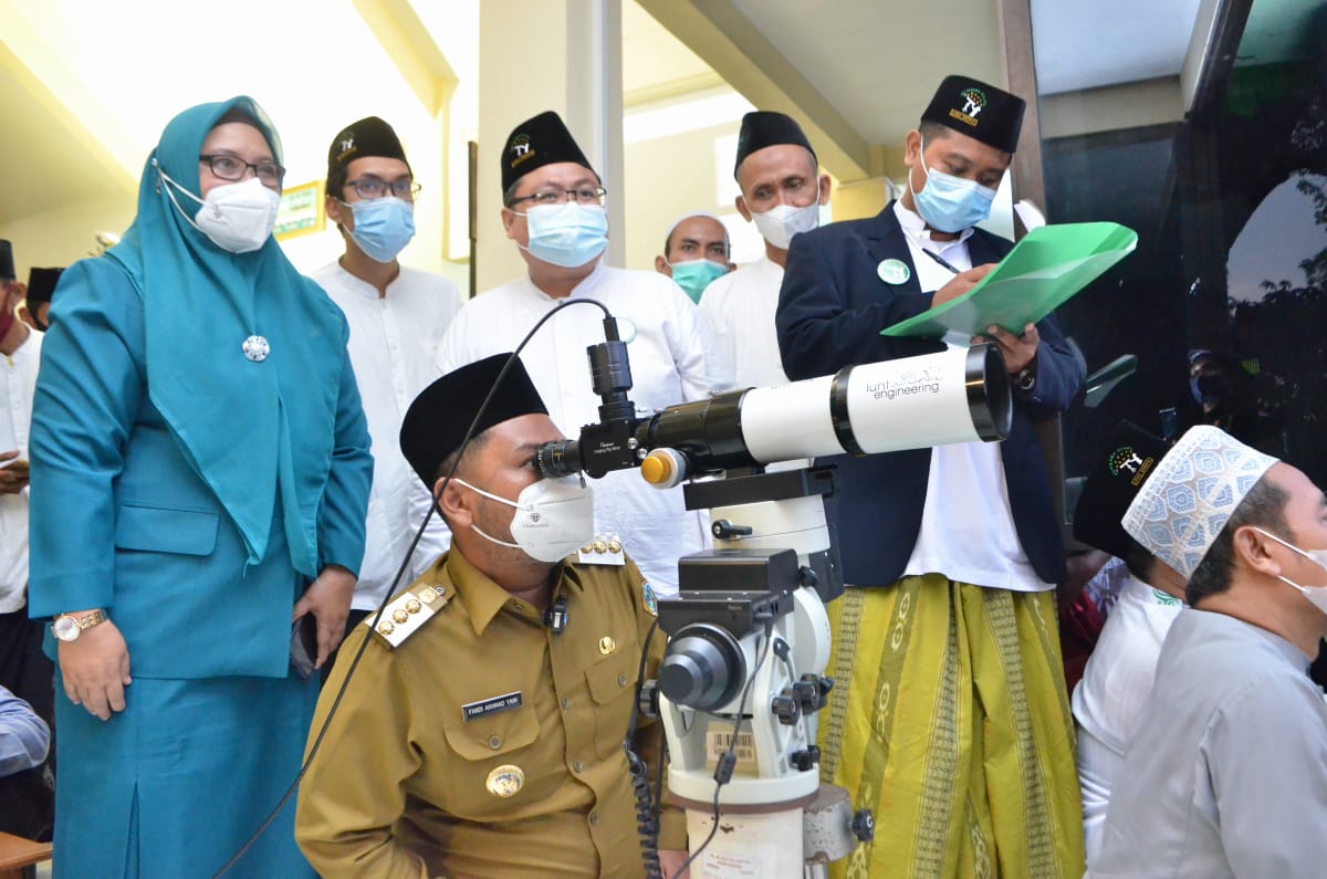 Hilal di Bukit Rukyat Condro Dipo Gresik Terlihat Dua Menit