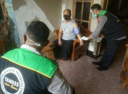 Kepedulian Polda NTB, Tim Medis Biddokkes Berikan Layanan Visit Home