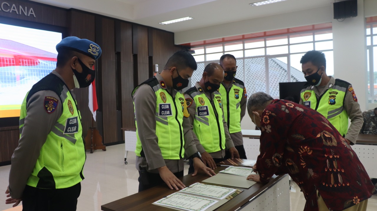 Panitia dan Peserta Seleksi Polri Teken Pakta Integritas di Gresik