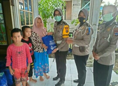 Tim Polwan Presisi Polda Kalsel, Udah Cantik, Bagi-Bagi Sembako Lagi