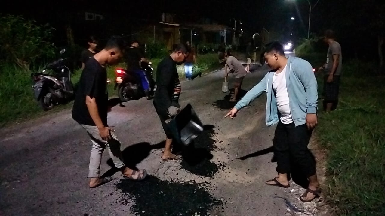 Jalan di Gresik Rusak Parah, Anggota DPRD Sampai Ikut Menambal