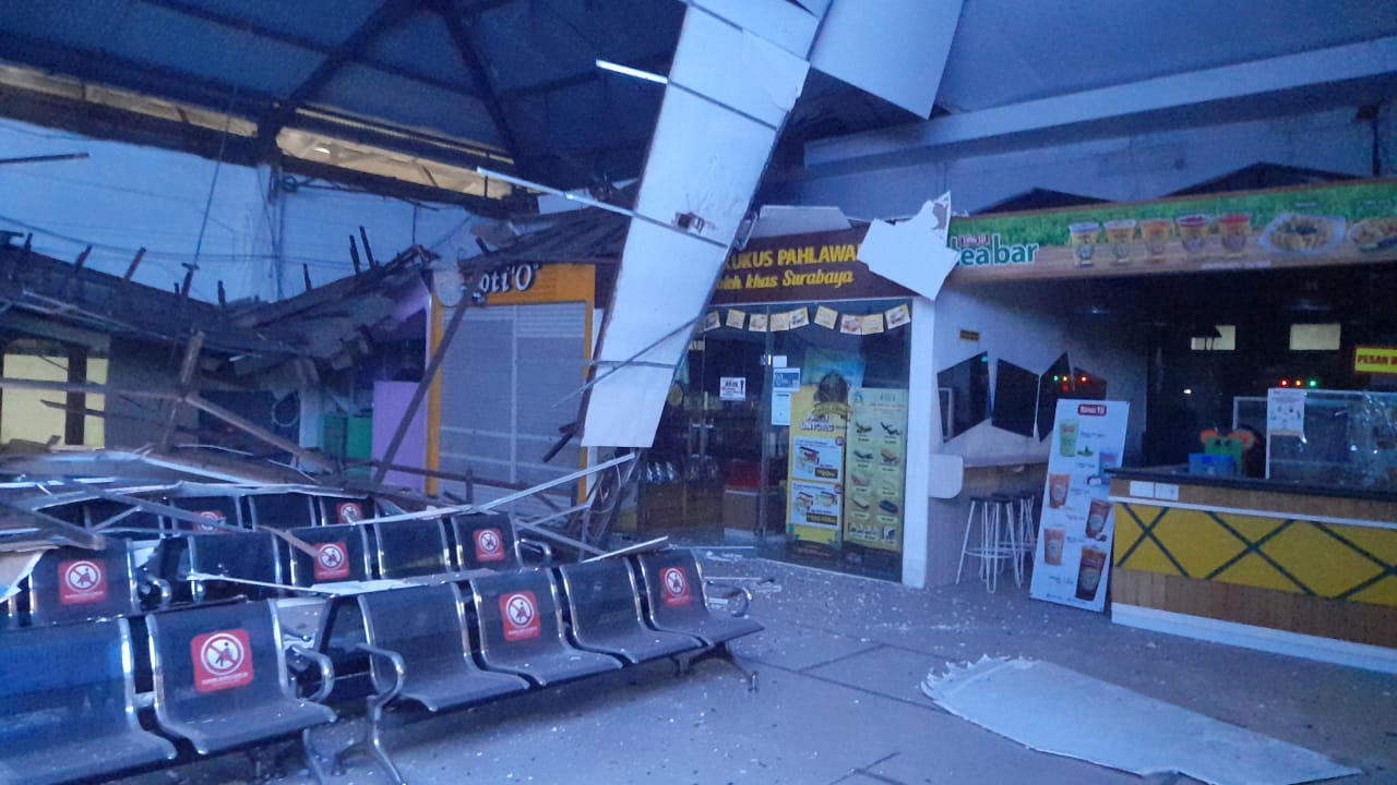 Atap Bangunan Ruang Tunggu Stasiun Pasar Turi Surabaya Ambruk!