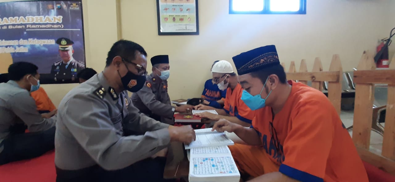 Indahnya Ramadan, Tahanan Polda Jatim Mengaji Bareng Polisi