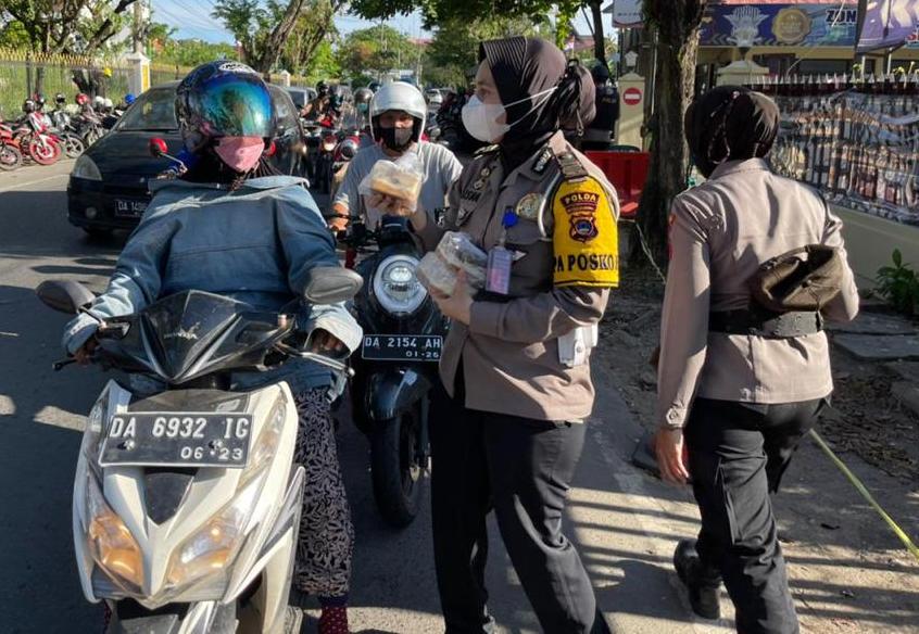 Momen Hari Kartini, Polwan Cantik di Kalsel Bagi-Bagi Takjil