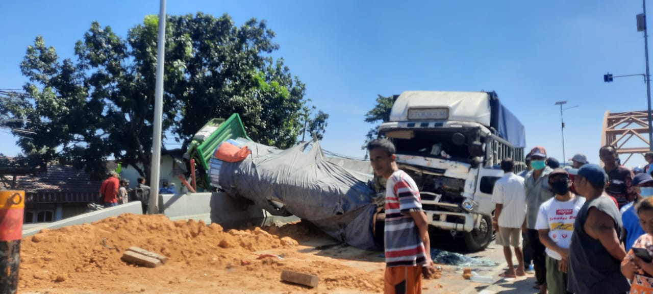 Tiga Truk Kecelakaan Beruntun di Gresik, Satu Kernet Luka Parah