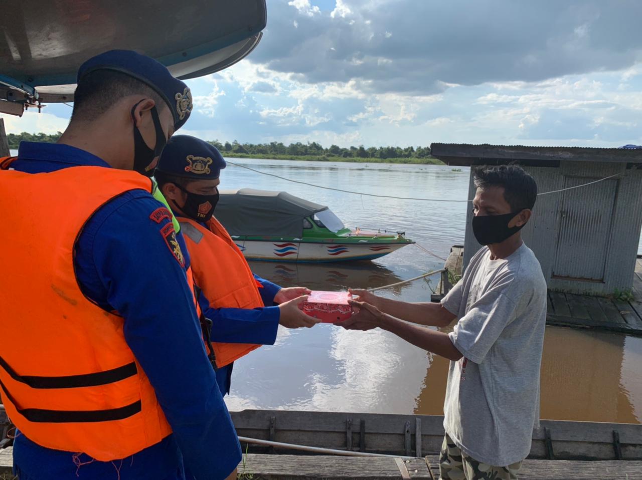 Cara Unik Satpolair HSU, Bagi Takjil Gunakan Speed Boat