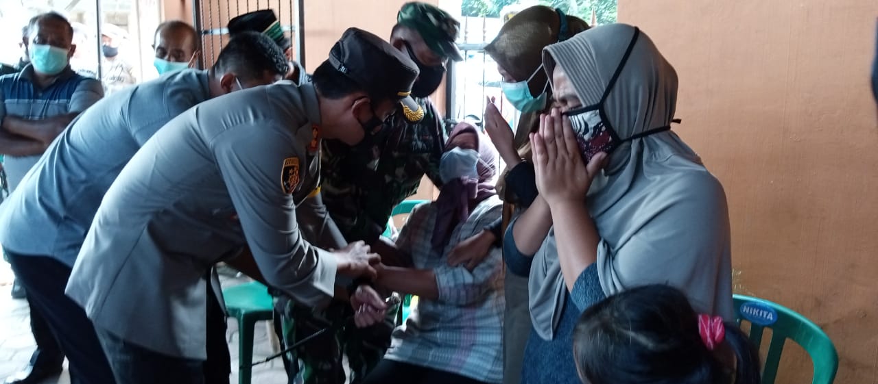 Forkopimda Tulungagung Disambut Tangis Keluarga Korban KRI Nanggala