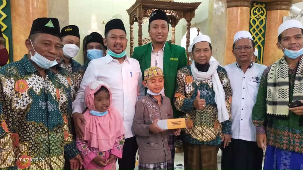 Bupati Gresik dan PCNU Bagi Santunan ke Yatim Dhuafa di Safari Ramadan