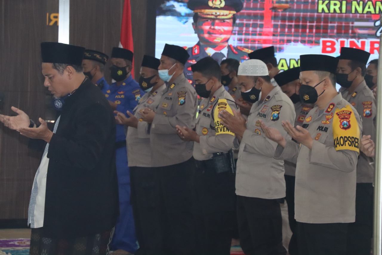 Kapolres Gresik dan Anggota Salat Gaib untuk Kru KRI Nanggala-402