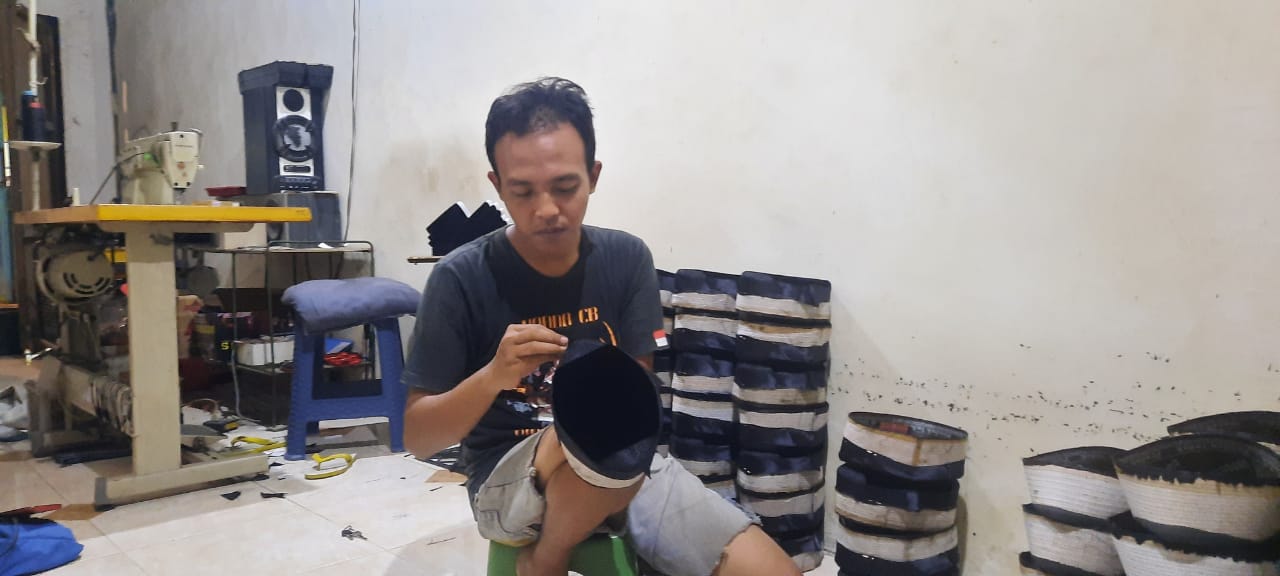 Bulan Ramadan, Berkah Tersendiri Bagi Perajin Songkok Gresik