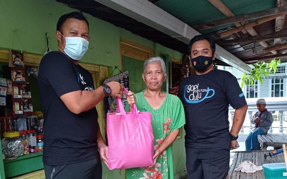 Sisir Kampung, Alumni SMA Negeri 1 Bangkalan Bagi-bagi Sembako
