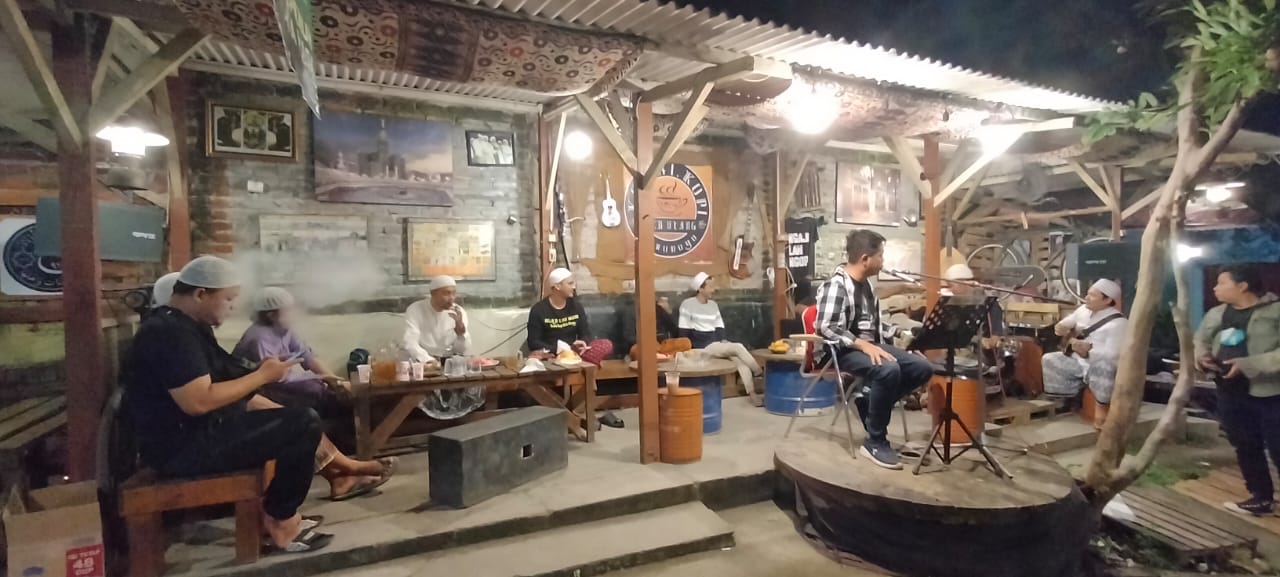 Jelajahi Warung Kopi, Habib Muhammad Berdakwah Untuk Kaum Milenial
