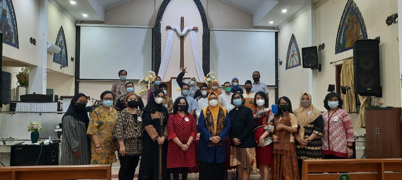 Formagam dan GusDurian Gresik Berbagi Ketupat di Gereja