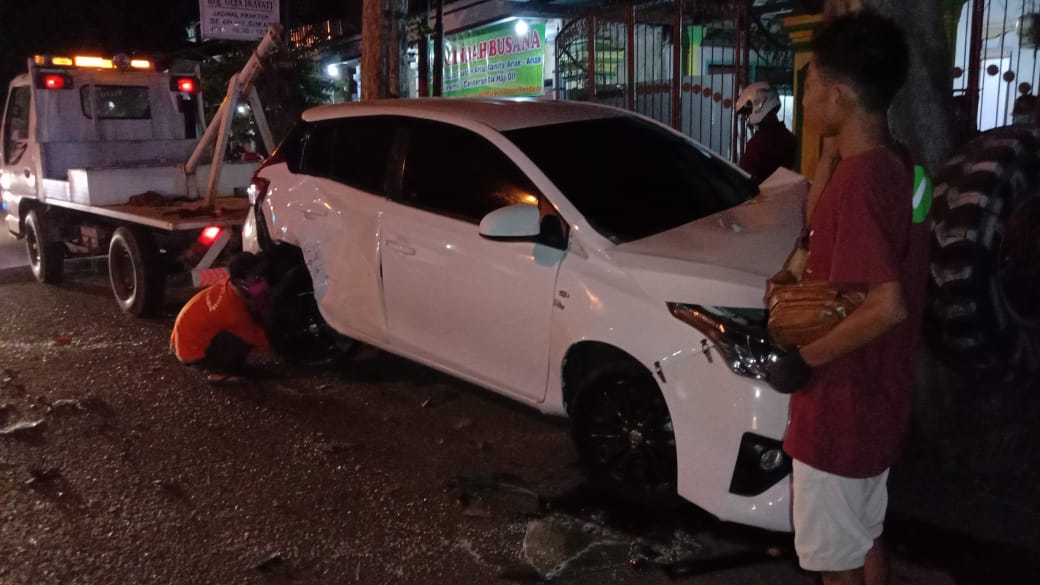Tabrakan Karambol di Tulungagung Libatkan 2 Mobil dan 1 Truk Tronton