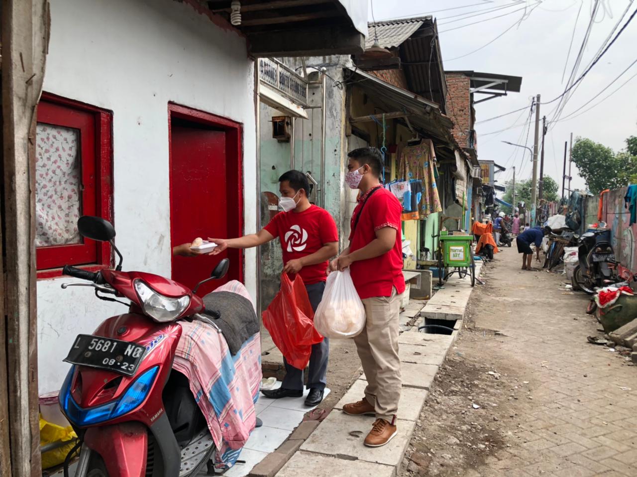 Momen Harkitnas, PSI Surabaya Bagikan Makanan Gratis Sepanjang Tahun
