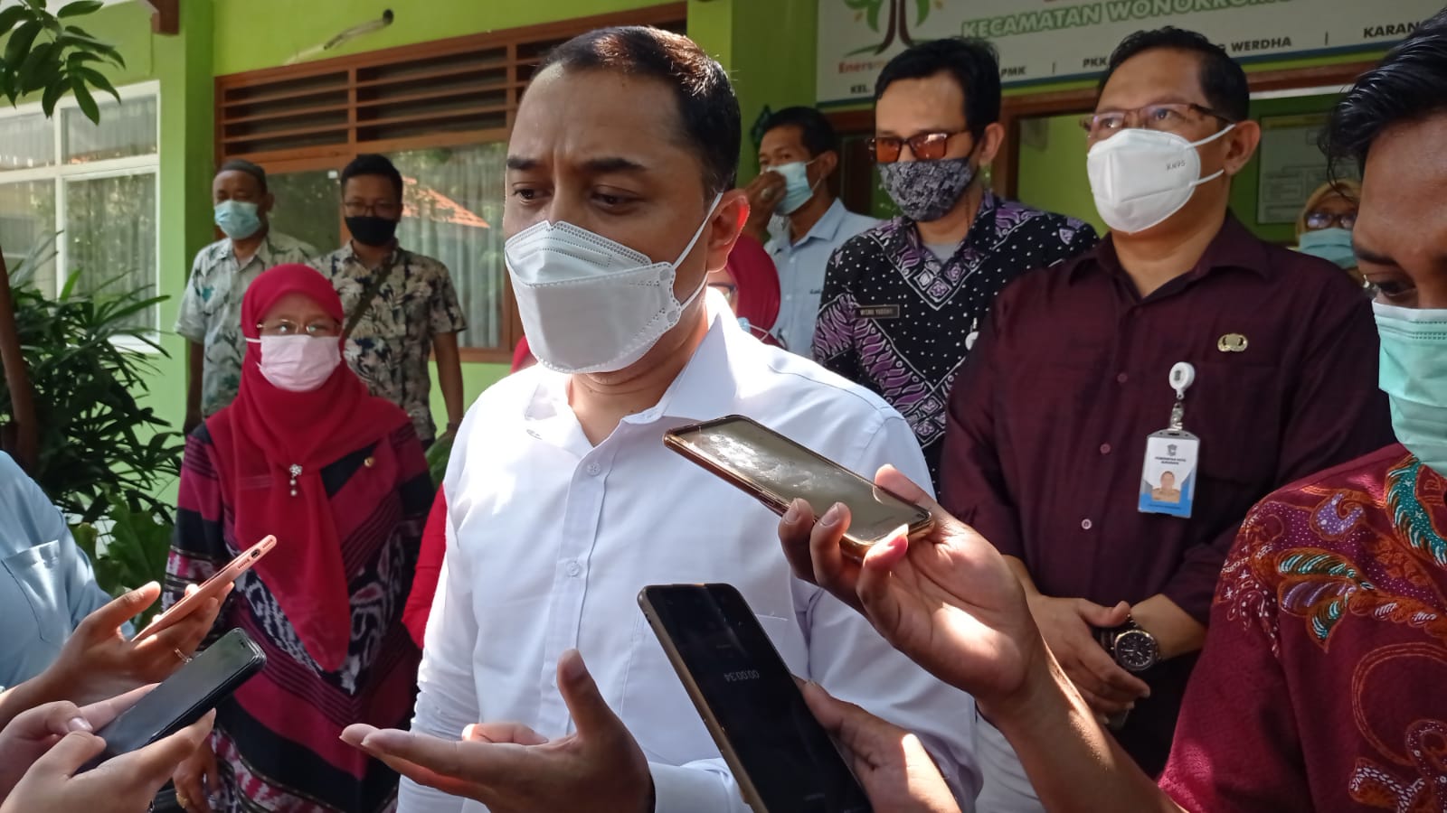 Tegur Pelayanan Kelurahan, Eri Cahyadi: Semua Administrasi via Online