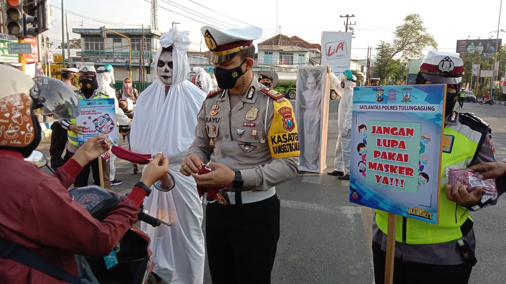 Ajak Pocong dan Usung Peti Mati, Satlantas Tulungagung Promosi Prokes