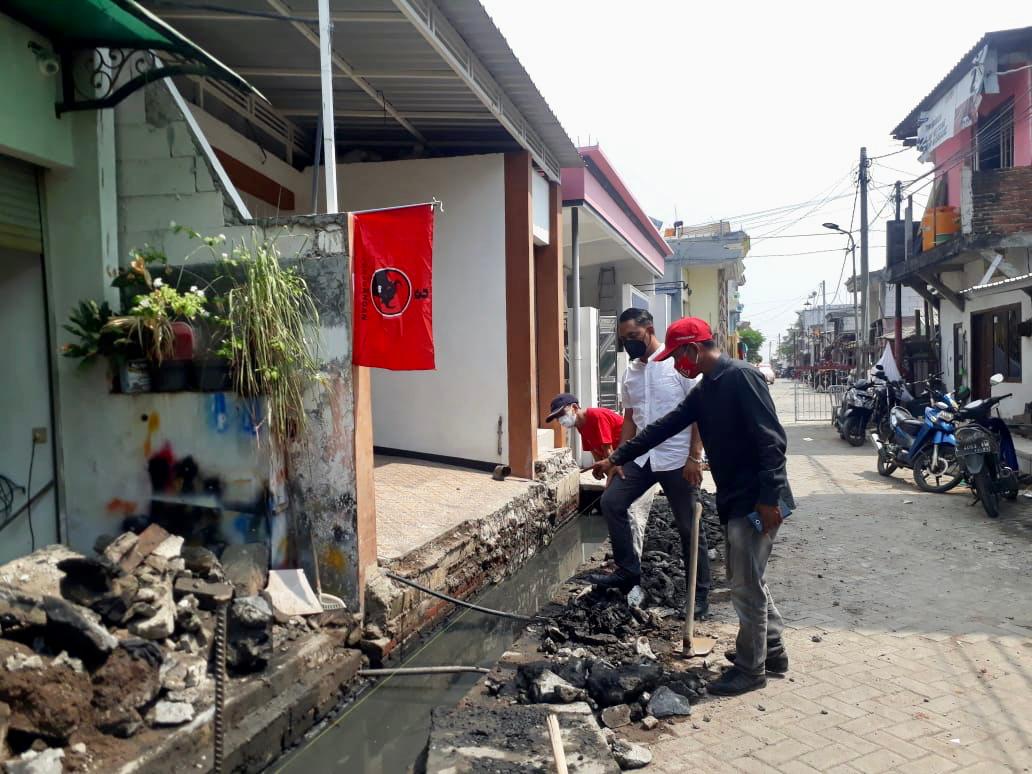 Blusukan, Wakil DPC PDIP Surabaya Pastikan Pembangunan Tepat Sasaran