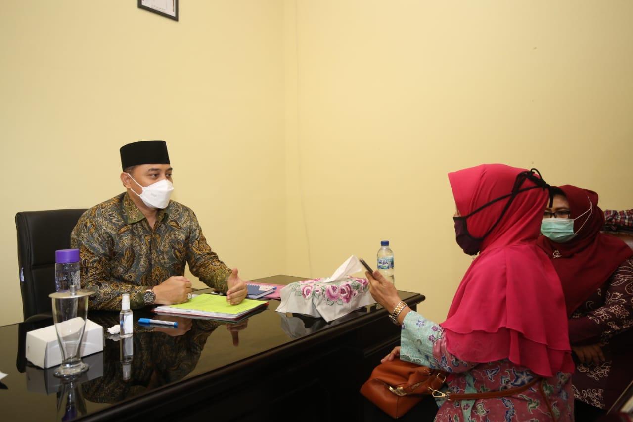 Mengadu soal BPJS ke Eri Cahyadi, Ibu Ini Menangis tak Bisa Berobat