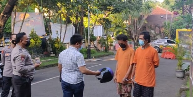 SIM Mati, Dua Pria ini Nekat Curi Helem