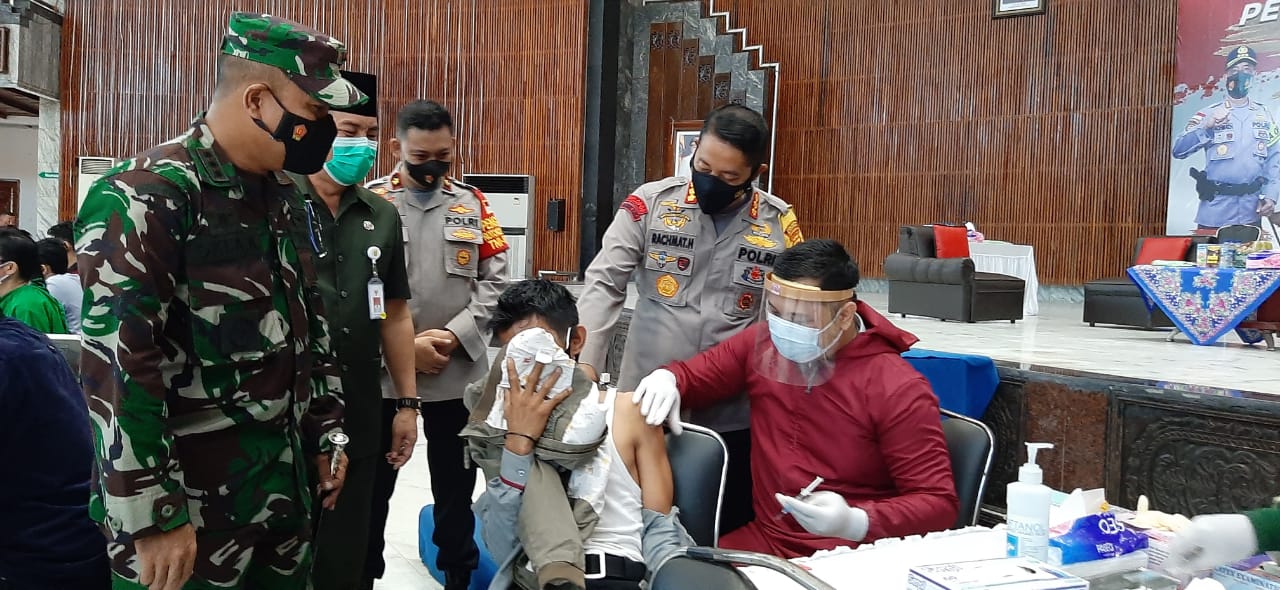 Ribuan Mahasiswa dan Masyarakat Antusias Ikuti Vaksinasi Covid 19 di Banjarmasin