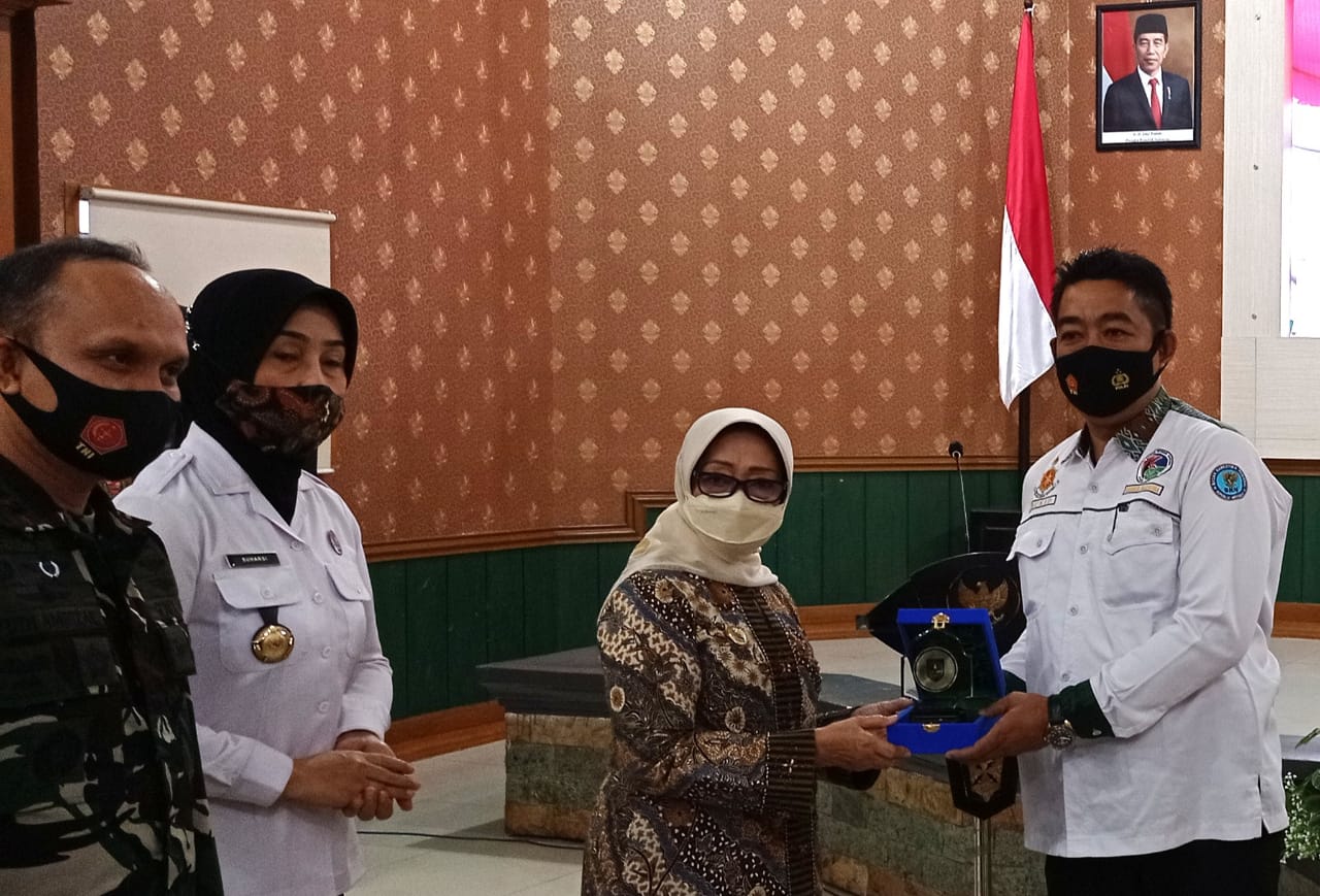 Hari Antinarkoba Internasional, Bupati Mundjidah Wahab Ganjar Satresnarkoba Polres Jombang Penghargaan