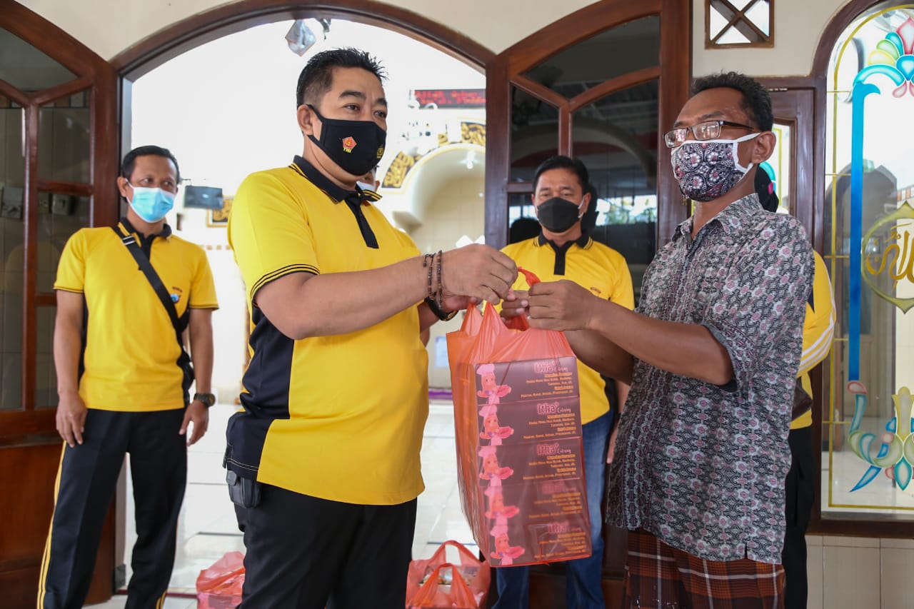 Menyambut HUT Bhayangkara Ke-75 Polres Jombang Gelar Baksos di Masjid