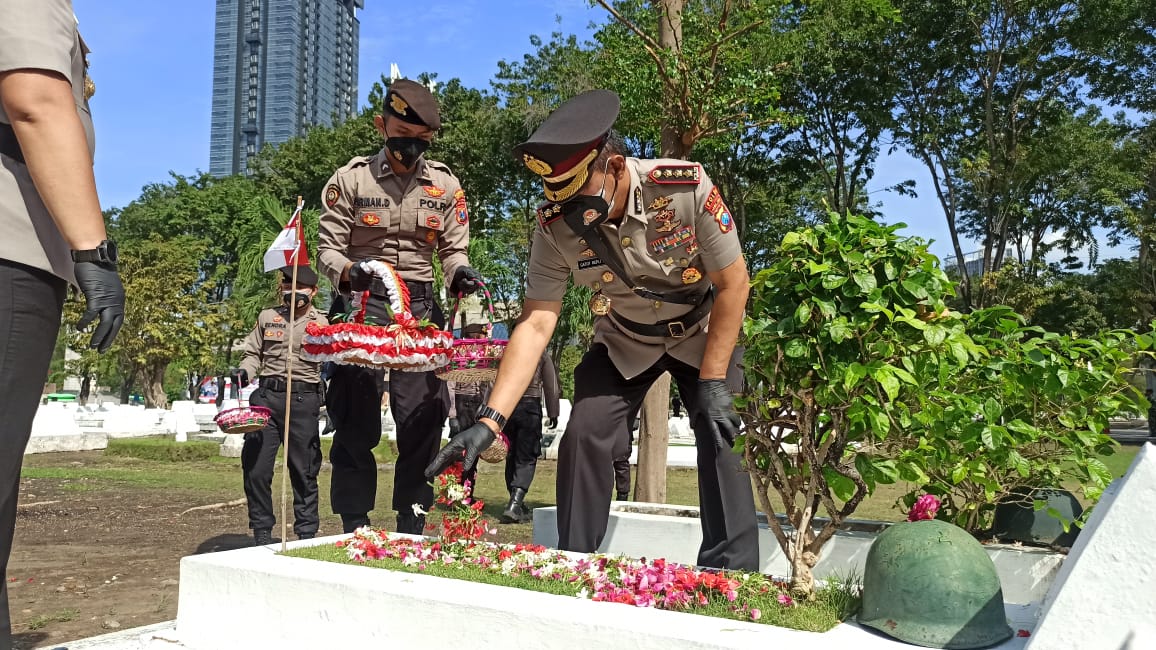 Momentum Hari Bhayangkara ke-75, Kapolda Jatim Ziarah ke TMP 10 November