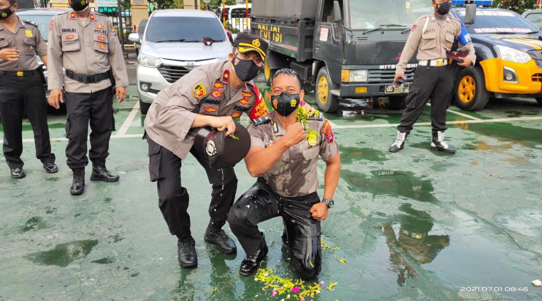Byurrr!! 5 Personel Polsek Banjarmasin Utara Ritual Mandi Kembang
