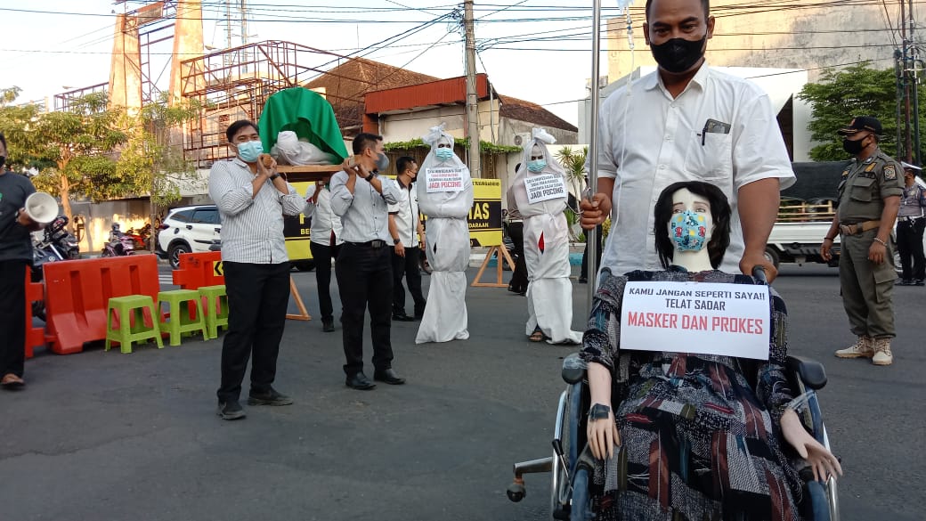 Di Tulungagung, Pocong Ikut Sosialisasi Rekayasa Jalan