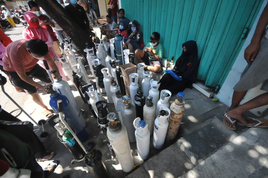 FOTO: Antrian Pengisian Oksigen di Surabaya