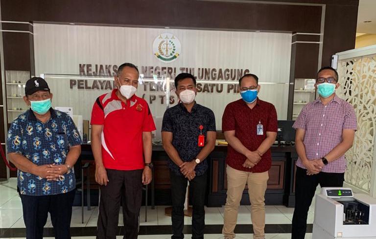 Rekanan Dinas PUPR Tulungagung Kembalikan Kerugian Negara, Begini Penampakan Uang Tunai Rp900 juta