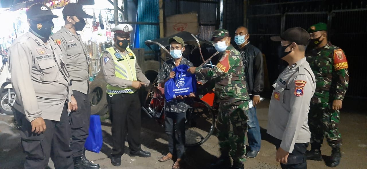 Bagikan Sembako dan Pantau Penerapan Prokes, Kapolresta Banjarmasin: Peran Aktif Masyarakat Diperlukan