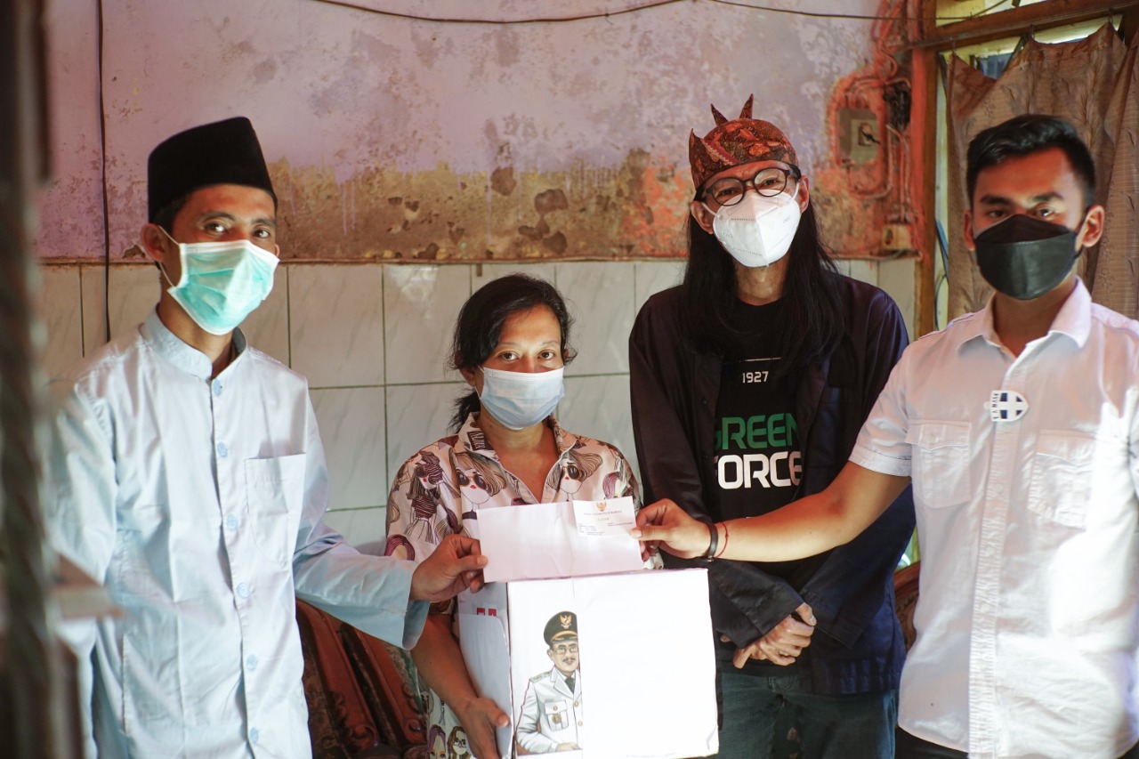 Demi Sambung Hidup di Tengah PPKM, Ibu Ini sampai Gadaikan Kartu PKH, Wawali Surabaya Armuji Tebus, Beri Sembako dan Bantu Modal