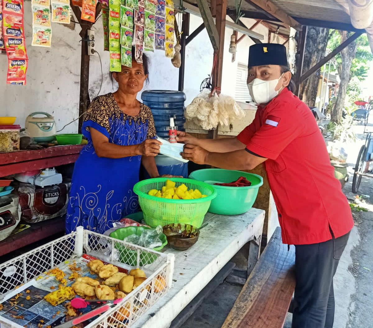 Kampanye Disiplin Prokes, Posko PDIP Surabaya Bagikan Masker dan Hand Sanitazer
